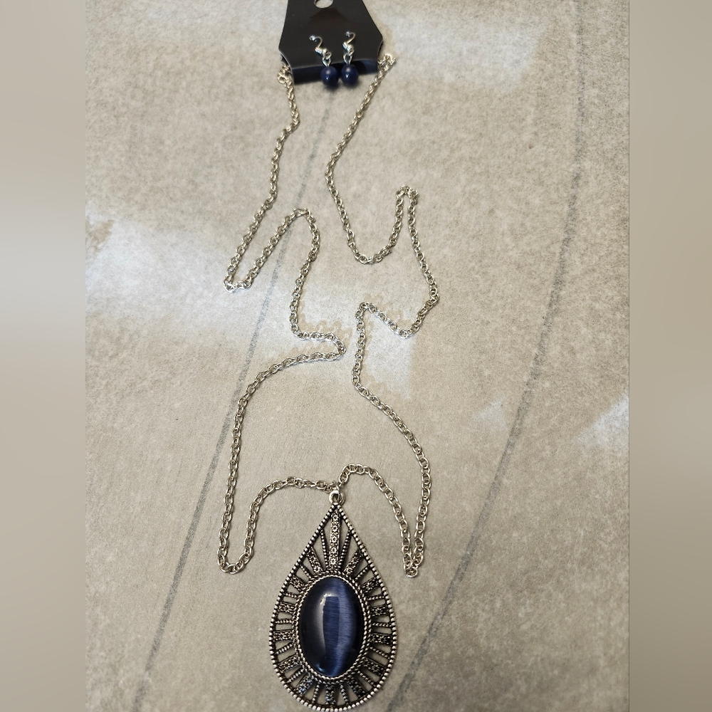Elegant Silver and Blue Pendant Necklace
